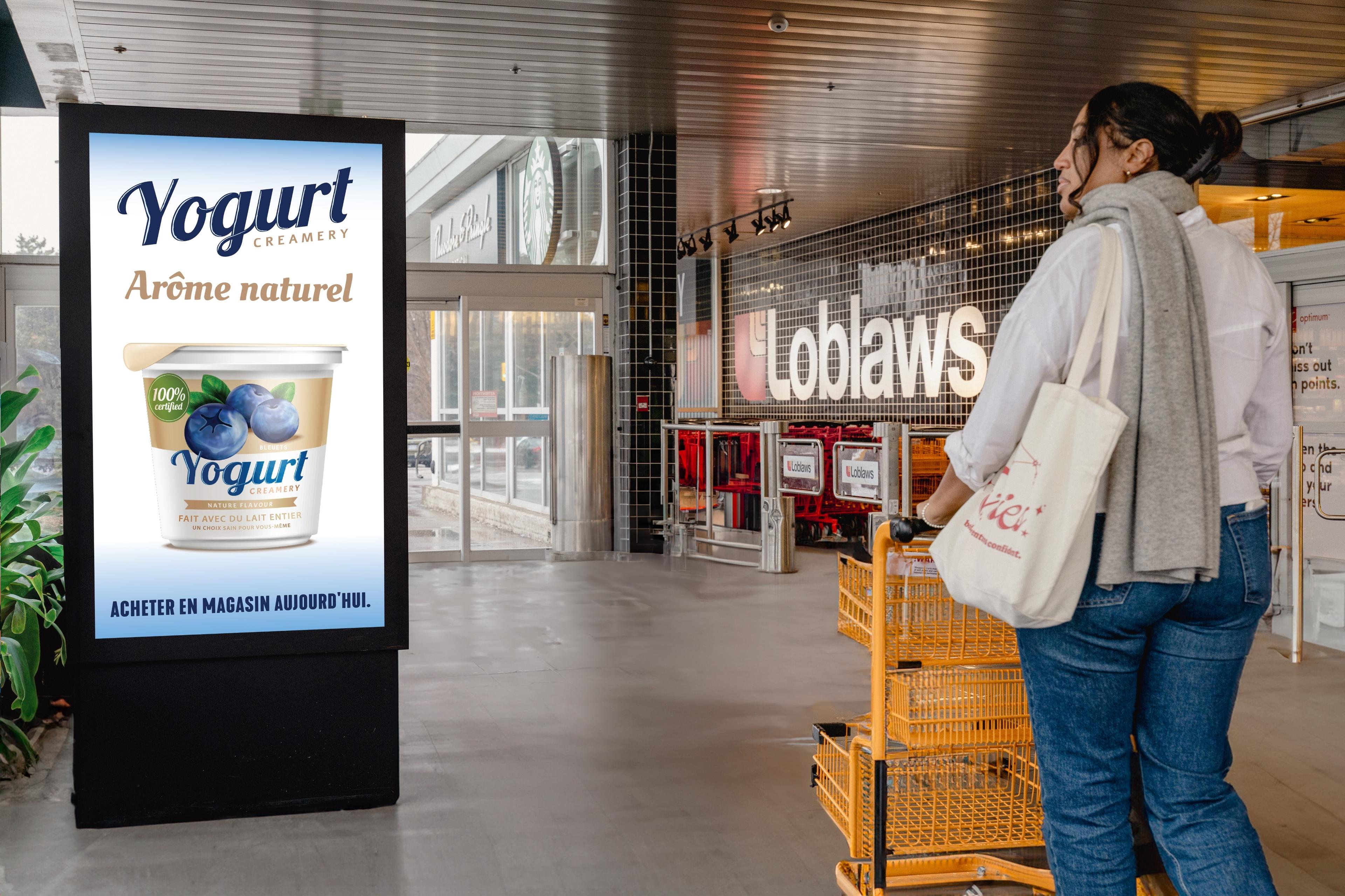 personne poussant le chariot par écran numérique dans une épicerie