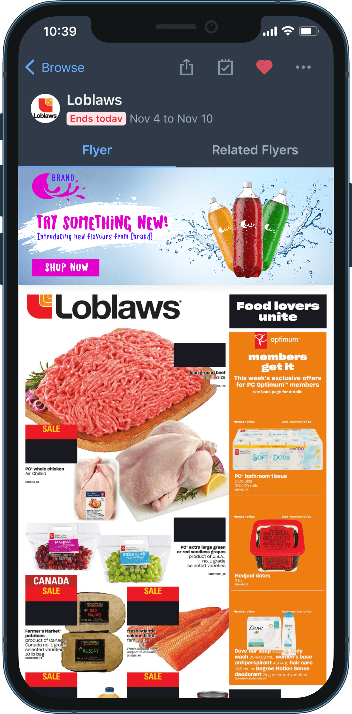 Un écran de téléphone intelligent affiche une circulaire de Loblaws présentant des rabais sur les produits d’épicerie. 